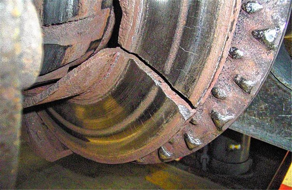 Die Bremsscheiben: gerissen.