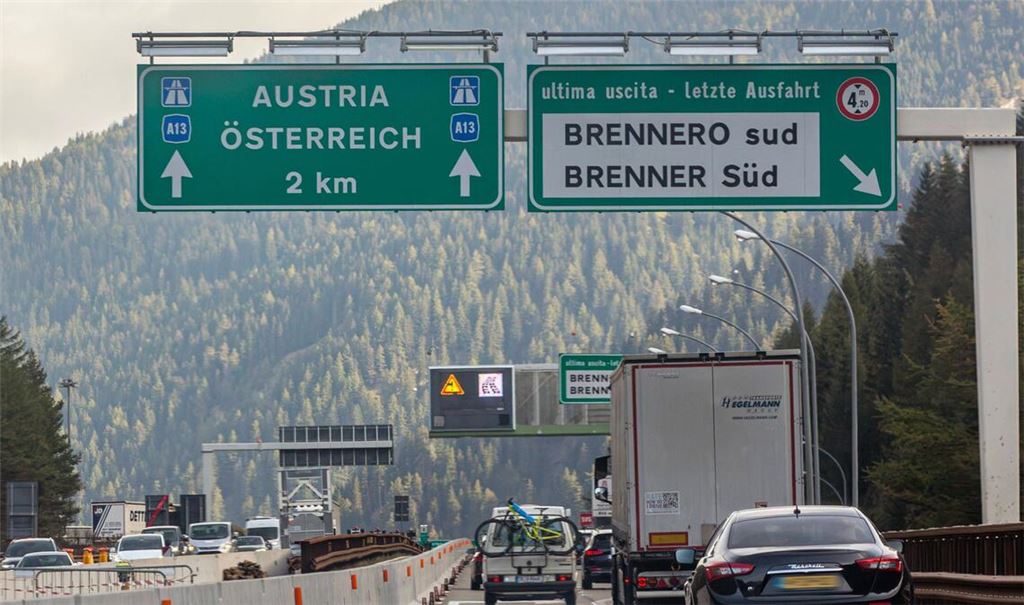 Die Brennerautobahn führt von   Innsbruck in Österreich über den gleichnamigen Pass nach Modena in Italien.