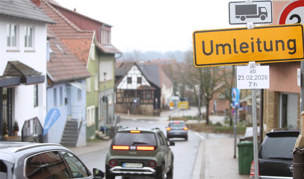 Die Brettener Straße wird ab Montag zur Baustelle. Die Fahrbahn wird saniert und es werden Kanalarbeiten durchgeführt. Fotos: Disselhoff