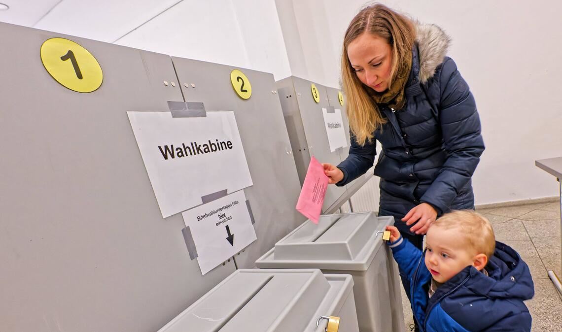 Die Briefwahl erfolgt immer mit Stimmzettelumschlag – anders als am Wahlsonntag selbst. Bei der vorgezogenen Bundestagswahl 2025 waren teilweise sogar schon vor dem Termin Urnen aufgestellt. (Archiv)