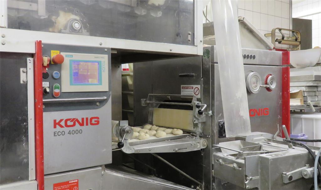 Die Brötchenanlage portioniert den Teig.