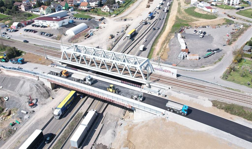 Die Brücke über die A8 zwischen Niefern-Öschelbronn und Eutingen steht kurz vor der Fertigstellung. Foto: Autobahn GmbH Südwest