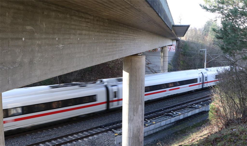 Die Brücke über die Bahntrasse. Foto: Steigleder