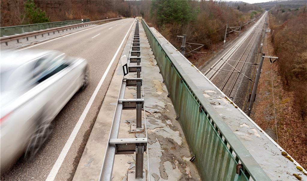 Die Brücke über die Schnellbahnstrecke zwischen Schützingen und Zaisersweiher muss saniert werden. Nach Abstimmungsgesprächen mit der Bahn sollen die Bauarbeiten nun am 28.Juli beginnen und im Juni 2023 beendet sein. Während dieser Zeit wird – abgesehen von einer Winterpause – die Straße komplett gesperrt. Foto: Fotomoment