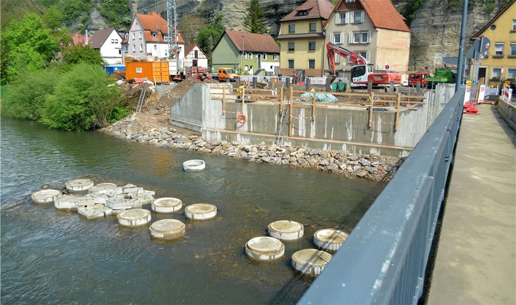 Die Brückenbaustelle dauert an. Fotos: Stahlfeld