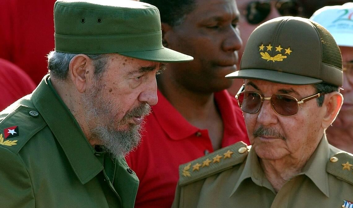 Die Brüder Fidel (l) und Raúl Castro (r) waren die Anführer der kubanischen Revolution. (Archivbild)