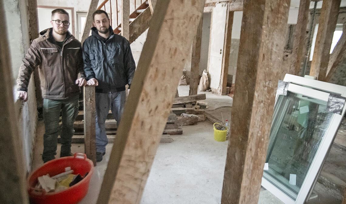 Die Brüder Ludwig (links) und Moritz Kärcher überraschen Einbrecher, die sich im Rohbau ihres Hauses in Mühlhausen nach Diebesgut umschauen. Foto: Fotomoment