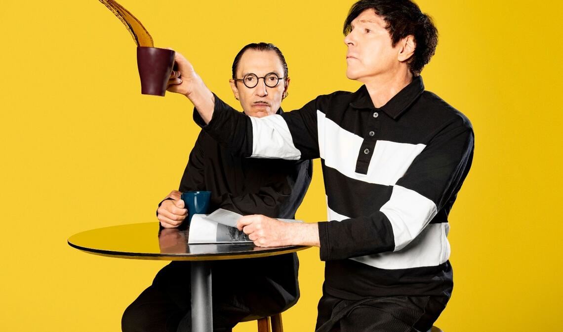 Die Brüder Ron (l) und Russell Mael legen ihr neues Album "The Girl Is Crying In Her Latte" vor.