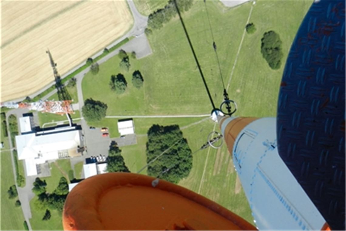 Die Buch-Dokumentation über den Sender Mühlacker liefert auf insgesamt 165 Seiten interessante Einblicke mit ausdrucksstarken Landschaftsbildern und besonderen Nahaufnahmen kombiniert mit informativen Kapiteln über die Geschichte, die Technik und die Zukunft des Bauwerks. Fotos: Feuerwehr Stuttgart 