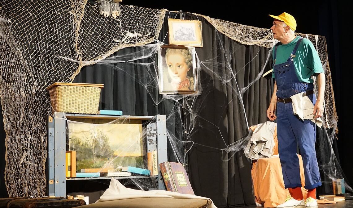 Die Bühnenausstattung lässt eine geheimnisvolle Atmosphäre aufkommen, die neugierig macht. Foto: Bastian