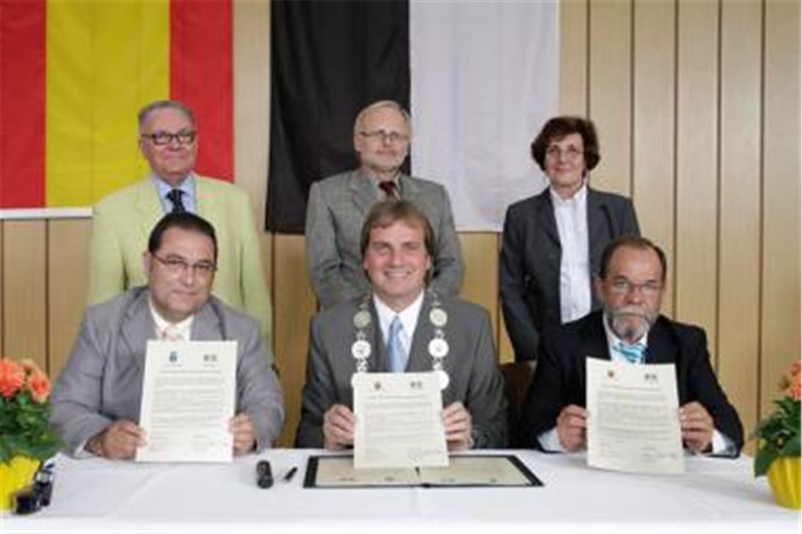 Die Bürgermeister Miguel Alza Hiraldo, Heinz-Peter Hopp und Francisco Gomez Gonzalez (sitzend v. li.) haben die Partnerschaftsurkunden unterzeichnet  aufmerksam beobachtet von den Trauzeugen, dem Ex-Bürgermeister Otto Kübler, dem Enzkreis-Landrat Karl Röckinger und Waltraut Ertner, der Vorsitzenden des Knittlinger Partnerschaftsvereins (hinten v. li.).
Foto: Tilo Keller