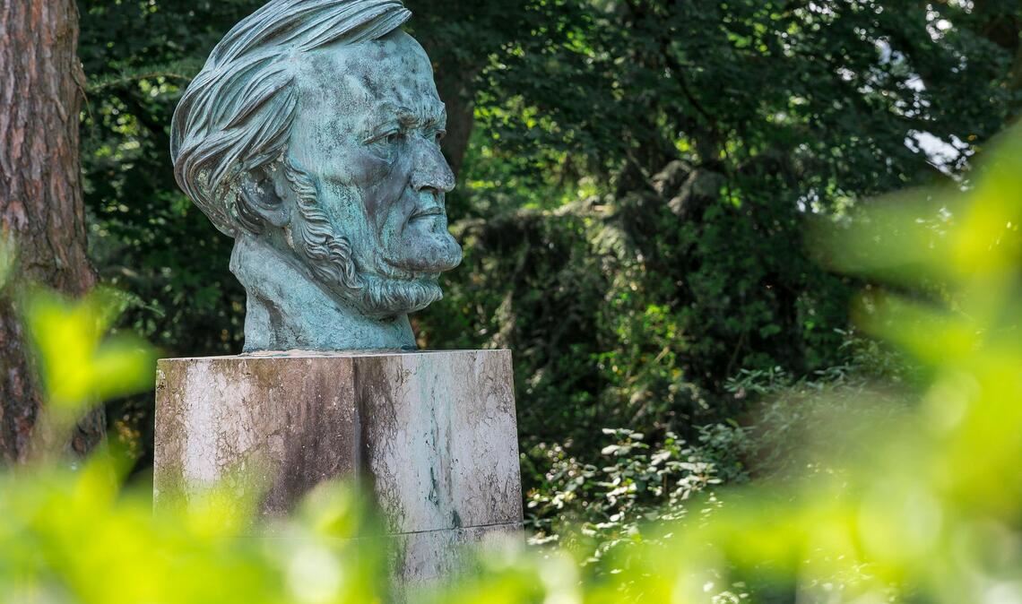 Die Büste von Richard Wagner des Bildhauers Arno Breker (1900-1991) am Grünen Hügel in Bayreuth. (Archivbild)