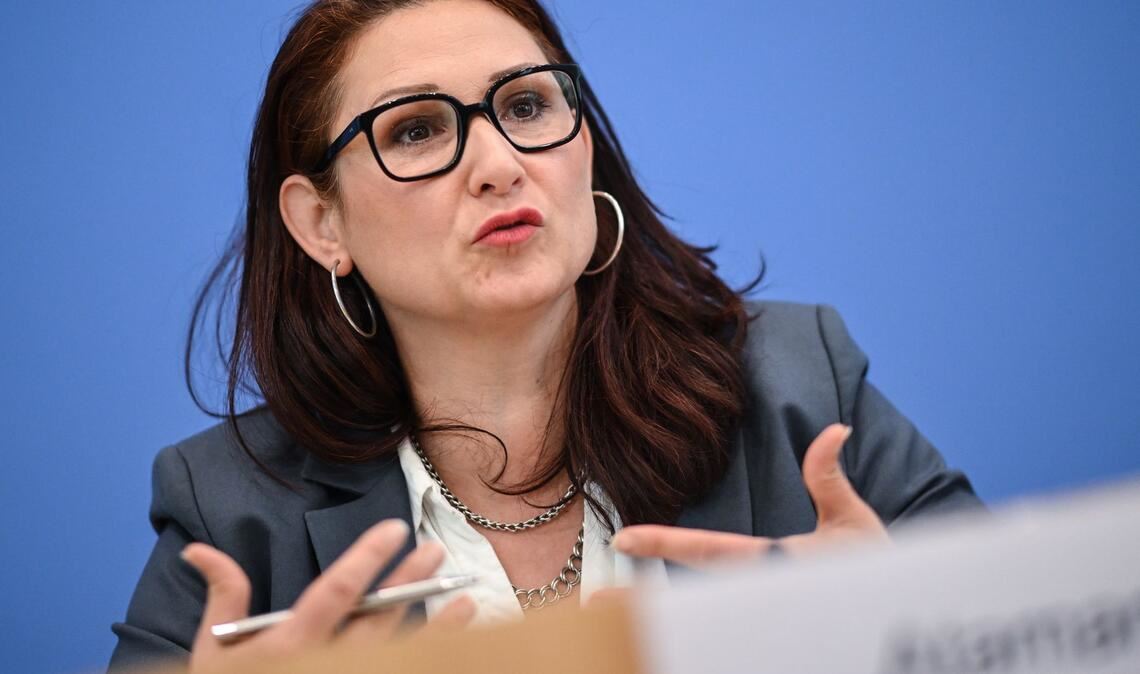 Die Bundesbeauftragte für Antidiskriminierung, Ferda Ataman, hält die geplante Reform des Allgemeinen Gleichbehandlungsgesetzes (AGG) für nicht ausreichend. (Archivfoto)