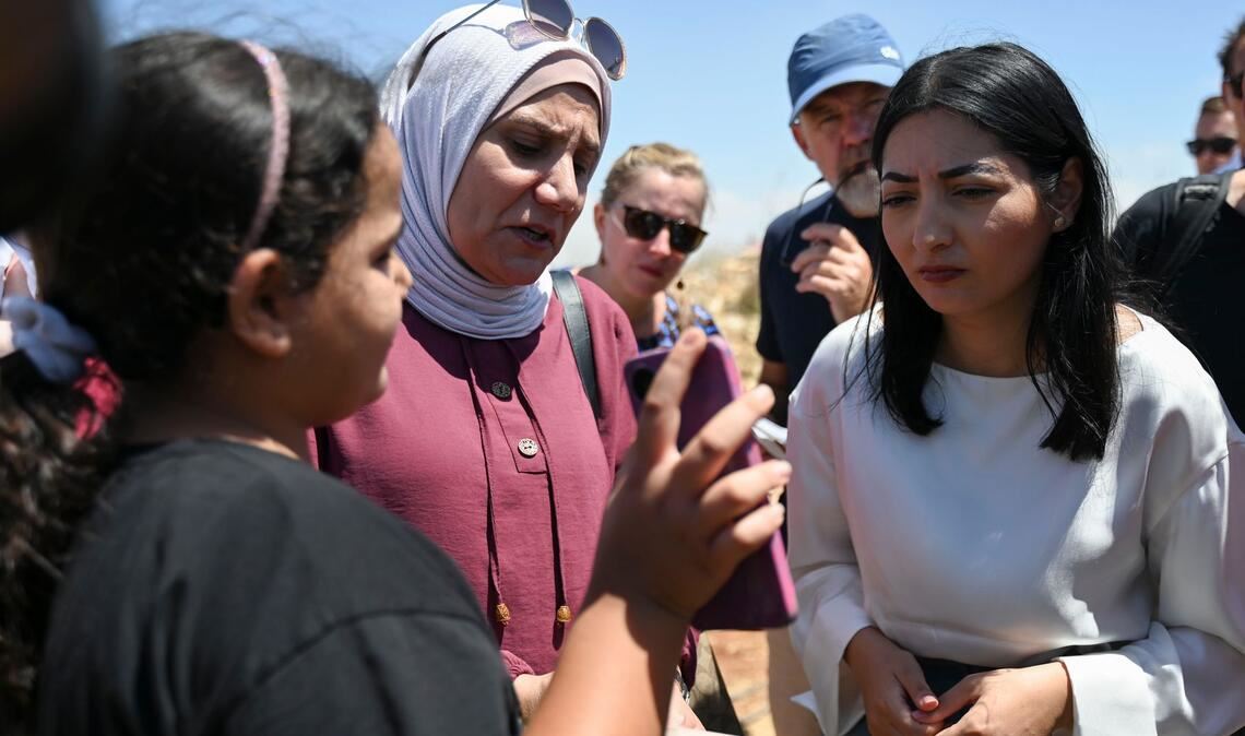Die Bundesministerin tauschte sich im Westjordanland mit einer Familie aus.