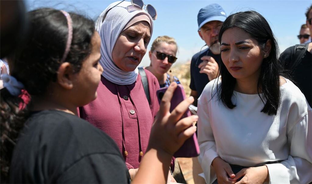 Die Bundesministerin tauschte sich im Westjordanland mit einer Familie aus.