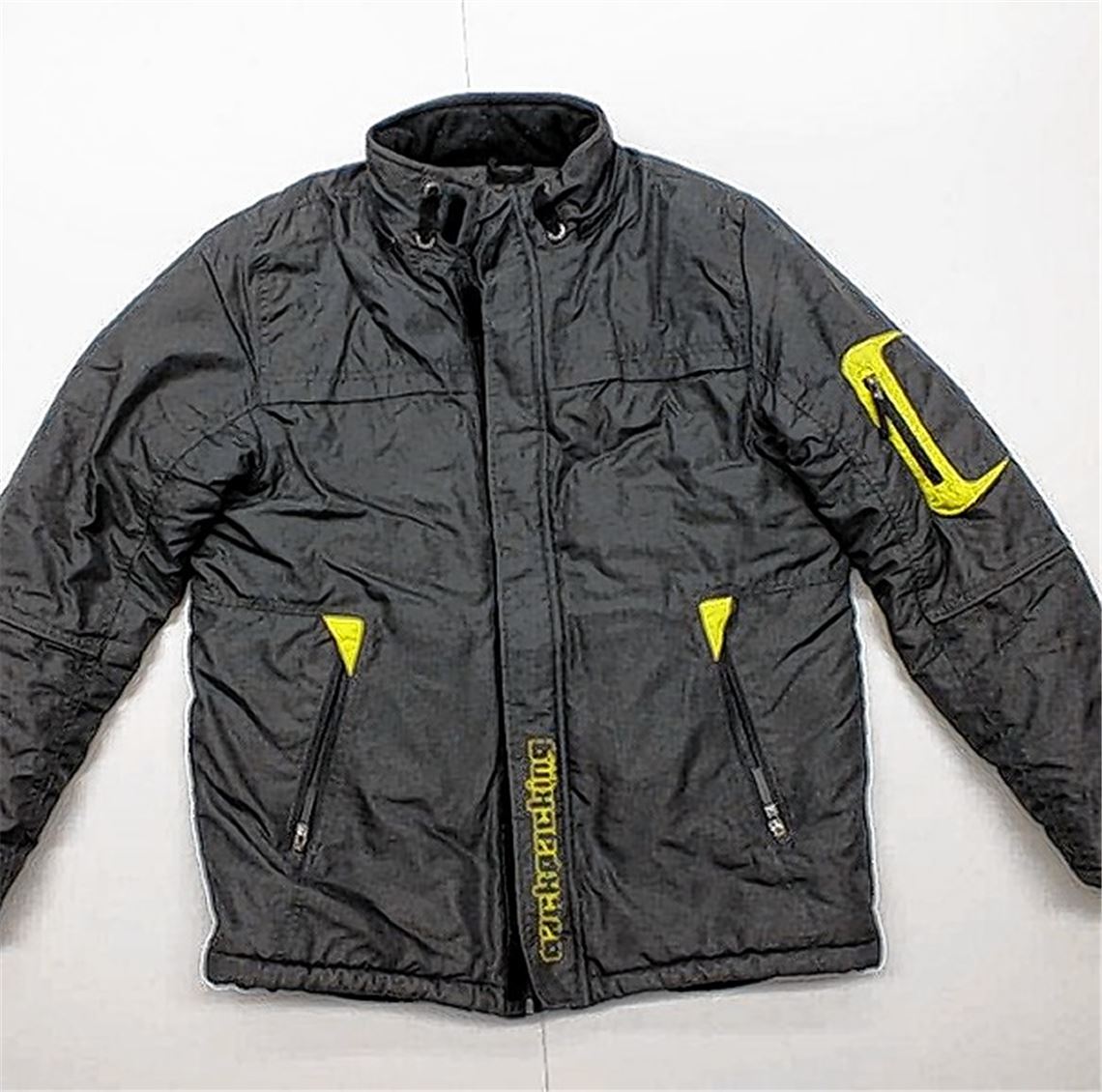 Schlägerei am Bahnhof: Täter büßt Jacke ein