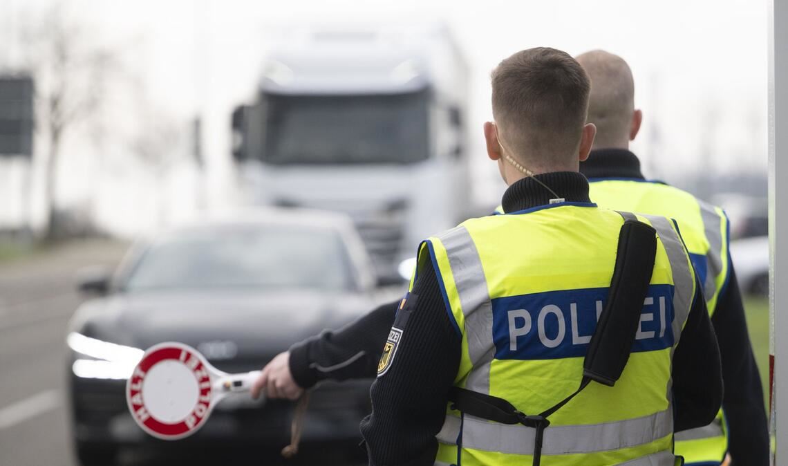 Die Bundespolizei hat auf der Inntalautobahn bei Kiefersfelden einen mutmaßlichen Schleuser festgenommen. (Symbolbild)
