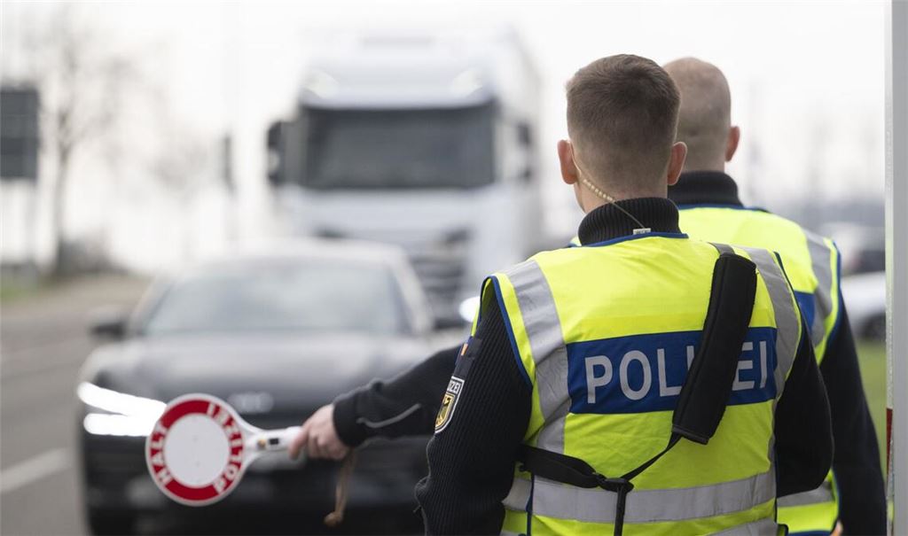 Die Bundespolizei hat auf der Inntalautobahn bei Kiefersfelden einen mutmaßlichen Schleuser festgenommen. (Symbolbild)
