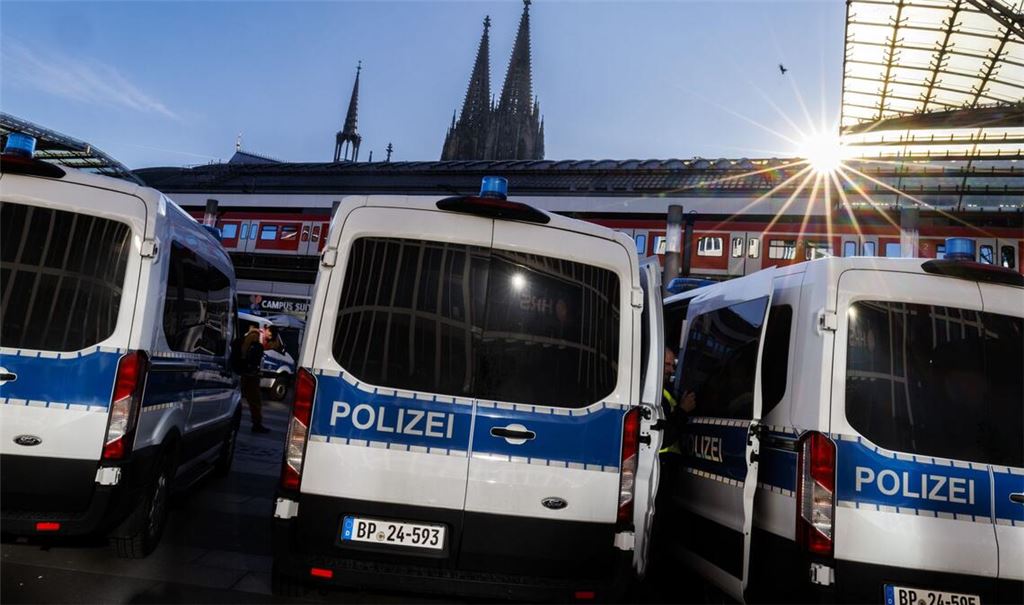 Die Bundespolizei setzte Pfefferspray und Schlagstöcke ein.