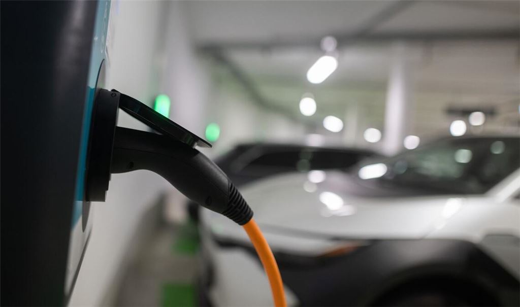 Die Bundesregierung bringt ein neues Förderprogramm für das Laden von E-Autos in Mehrfamilienhäusern an den Start