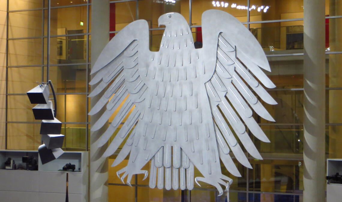 Die Bundesregierung hat heute ein Entlastungspaket beschlossen, das eine Senkung der Energiesteuer, steuerfreie Prämien und Reformen der Krankenversicherung umfasst.