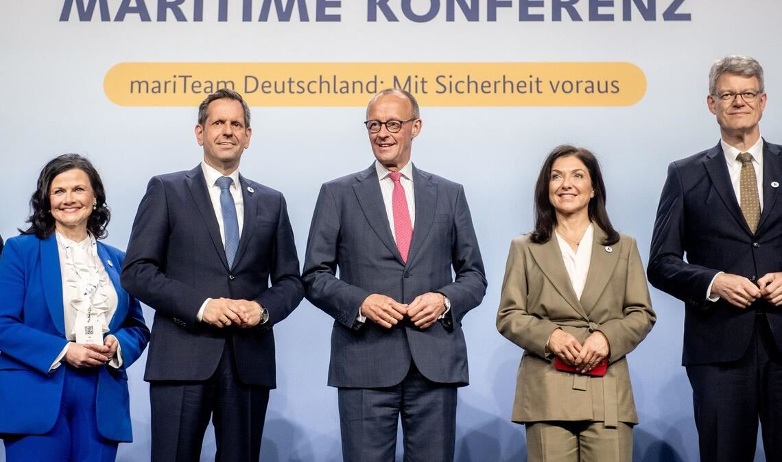 Die Bundesregierung will die maritime Wirtschaft mit einem 15-Punkte-Aktionsplan stärken.