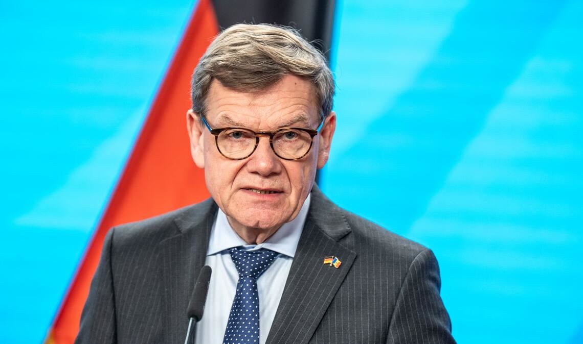 Die Bundesregierung will nach drei Sonderflügen aus dem Oman auch aus der saudischen Hauptstadt Riad in der Nahost-Region gestrandete Deutsche in die Heimat zurückbringen. Das kündigte Außenminister Johann Wadephul (CDU) an.