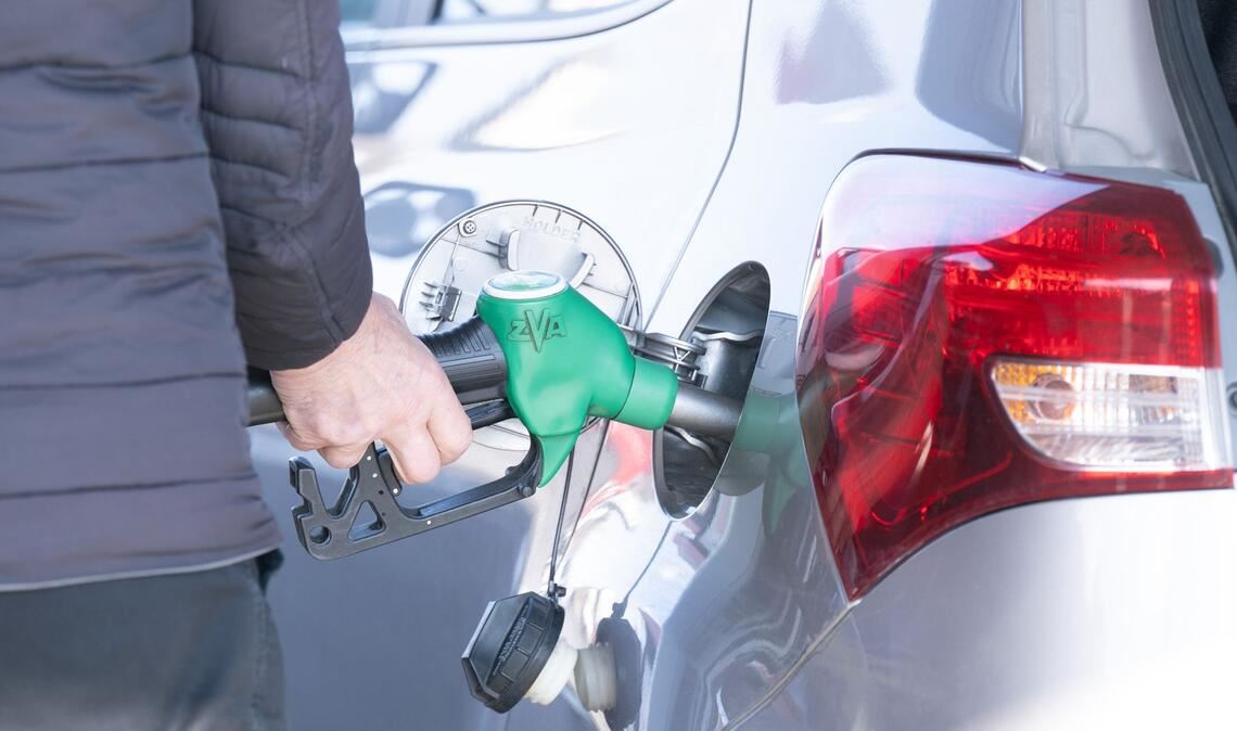 Die Bundesregierung will prüfen, ob die hohen Preise an der Tankstelle gerechtfertigt sind.