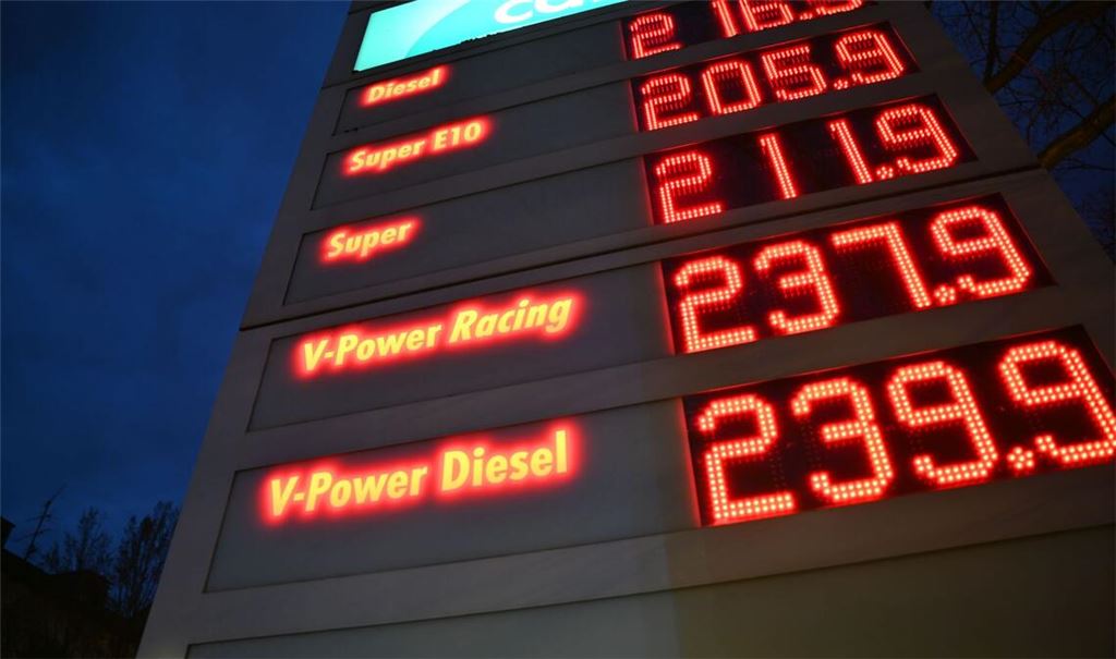 Die Bundesregierung will wegen der steigenden Spritpreise eingreifen.