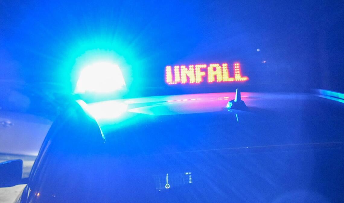 Die Bundesstraße blieb nach dem Unfall mehrere Stunden lang gesperrt (Symbolbild).