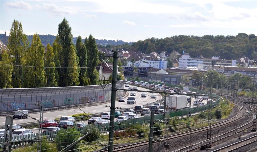 Die Bundesstraße durch Zuffenhausen wird als Ausweichroute für den gesperrten Engelbergtunnel genutzt.