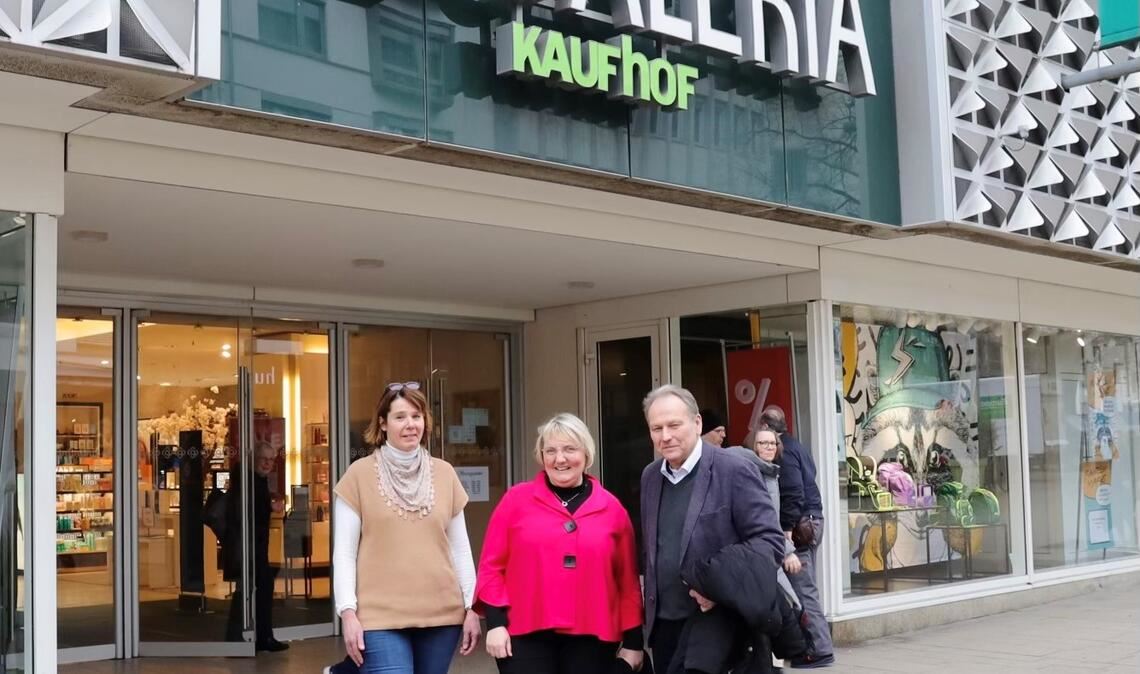 Die Bundestagsabgeordnete Katja Mast (Mitte) mit der Betriebsratsvorsitzenden Heike Eisele und dem früheren Betriebsratsvorsitzenden Theo Lajer. Foto: privat