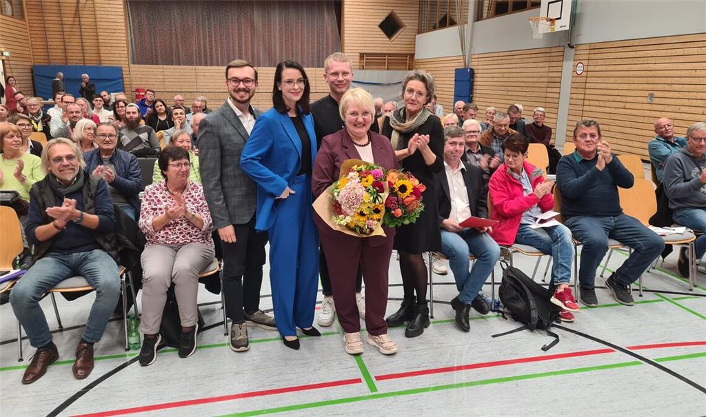 Die Bundestagsabgeordnete und erneute Kandidatin Katja Mast (mit Blumen), umrahmt von den Vorständen des SPD-Kreisverbandes Pforzheim Enzkreis (v. li.) Michael Hofsäß, Annkathrin Wulff, Paul Renner und Susanne Kiefner. Foto: Metzbaur