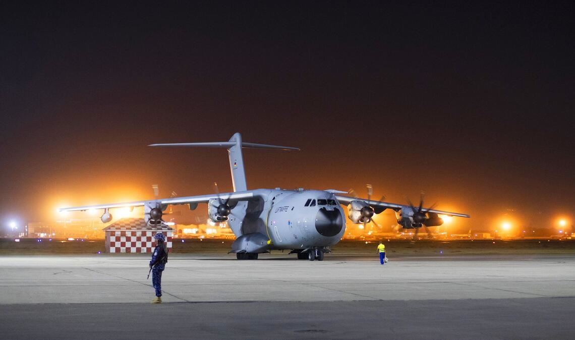 Hoffnung für Opfer einer hitzigen Debatte Die Bundeswehr hat vor vier Jahren Deutsche und einen Teil der Ortskräfte evakuiert. Viele Afghanen warten aber noch.