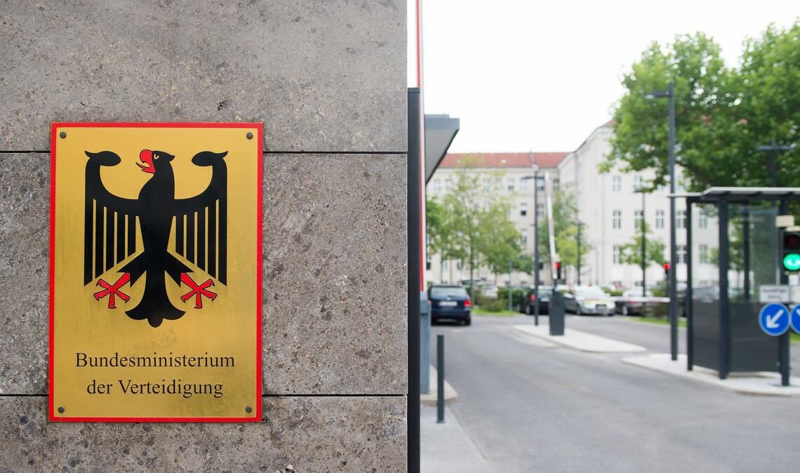 Weitere mutmaßliche Geisel-Leiche an Israel übergeben Die Bundeswehr schickt drei Soldaten nach Israel - sie sollen sich an der Überwachung der Gaza-Waffenruhe beteiligen. (Archivbild)