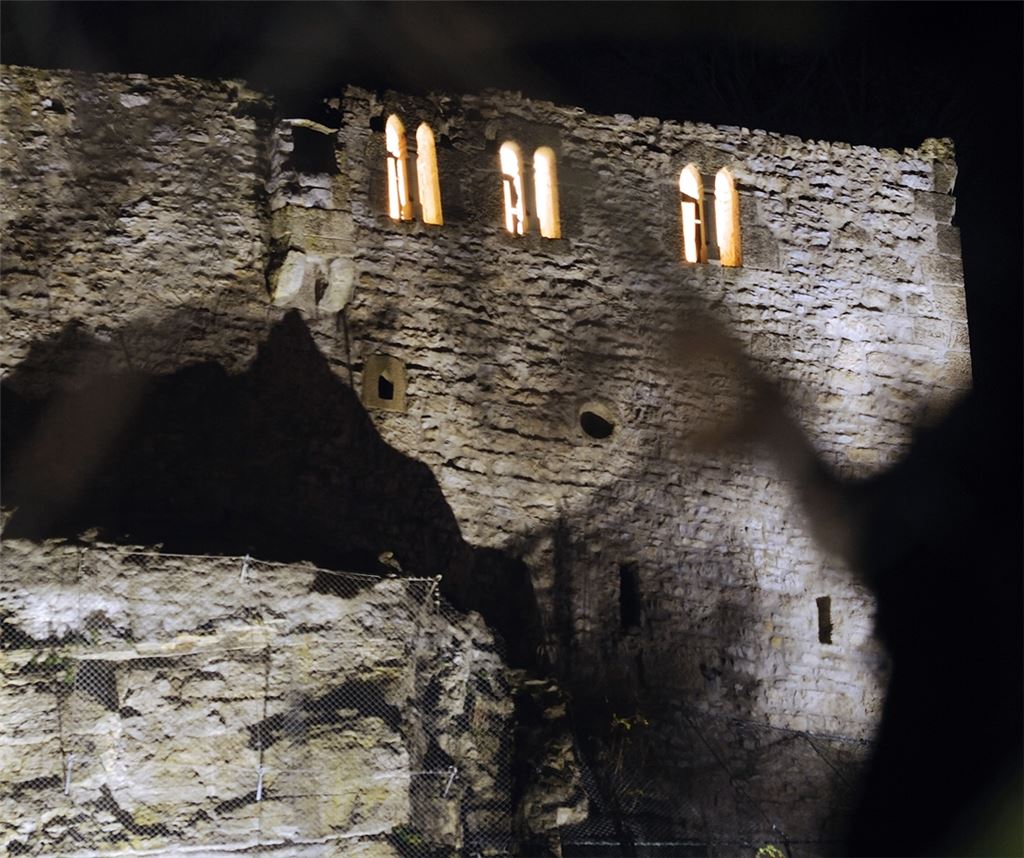Die Burg wird ohne Treffen am Löffelstelzguck erleuchtet.Foto: MT-Archiv