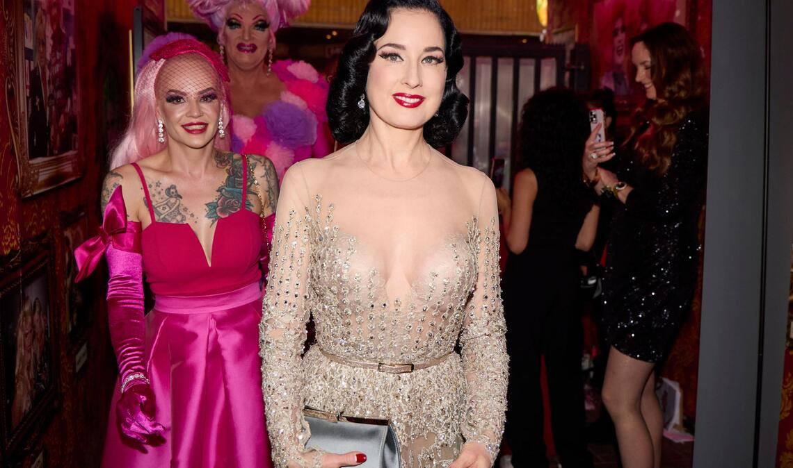 Bilder des Tages Die Burlesque-Künstlerinnen Belle la Donna (l) und Dita von Teese (r), sowie Dragqueen Olivia Jones (im Hintergrund) kommen zur Eröffnung eines Burlesque-Festivals in Hamburg.
