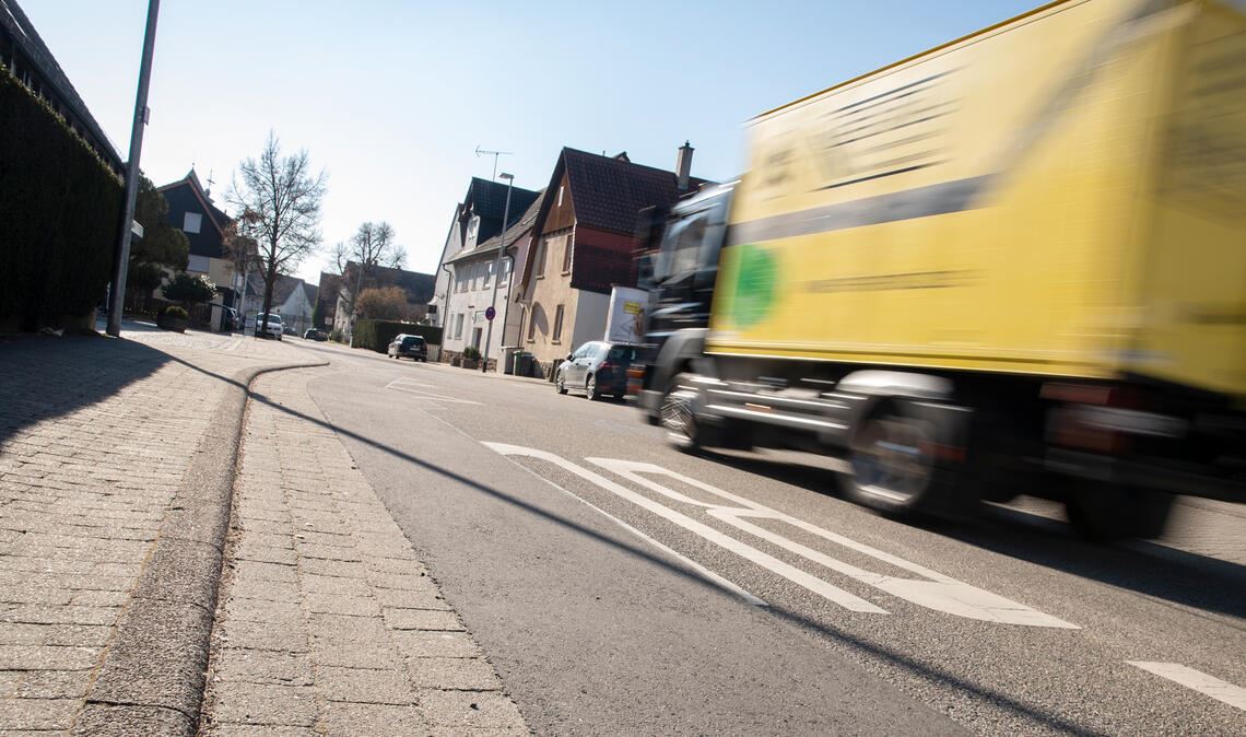 Die Bushaltestelle Maulbronner Straße in Ötisheim soll, obwohl dort aktuell nur noch ein Bus am Tag hält, ebenso barrierefrei umgebaut werden wie alle anderen in der Gemeinde. Foto: Fotomoment