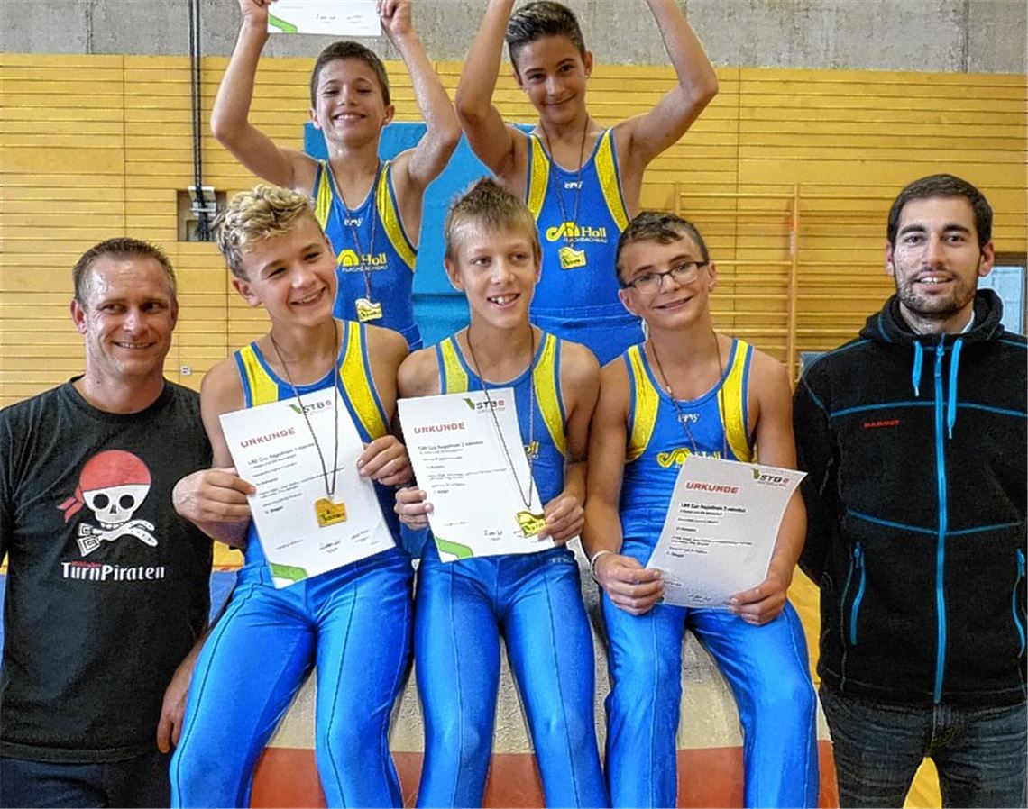 Die C-Jugend-Riege des TV Mühlacker, hier mit Trainer Rainer Moser (li.) und Kampfrichter Jeremias Marz beim Regiofinale vor wenigen Wochen, steckt beim Landesfinale das Fehlen eines Leistungsträgers weg und absolviert einen guten Pflicht-Sechskampf. Foto: privat