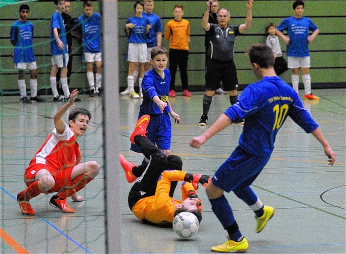 Die C-Jugend des TSV Phönix Lomersheim (blaue Trikots, hier im Gruppenspiel gegen den TSV Wiernsheim) feiert den Turniersieg.