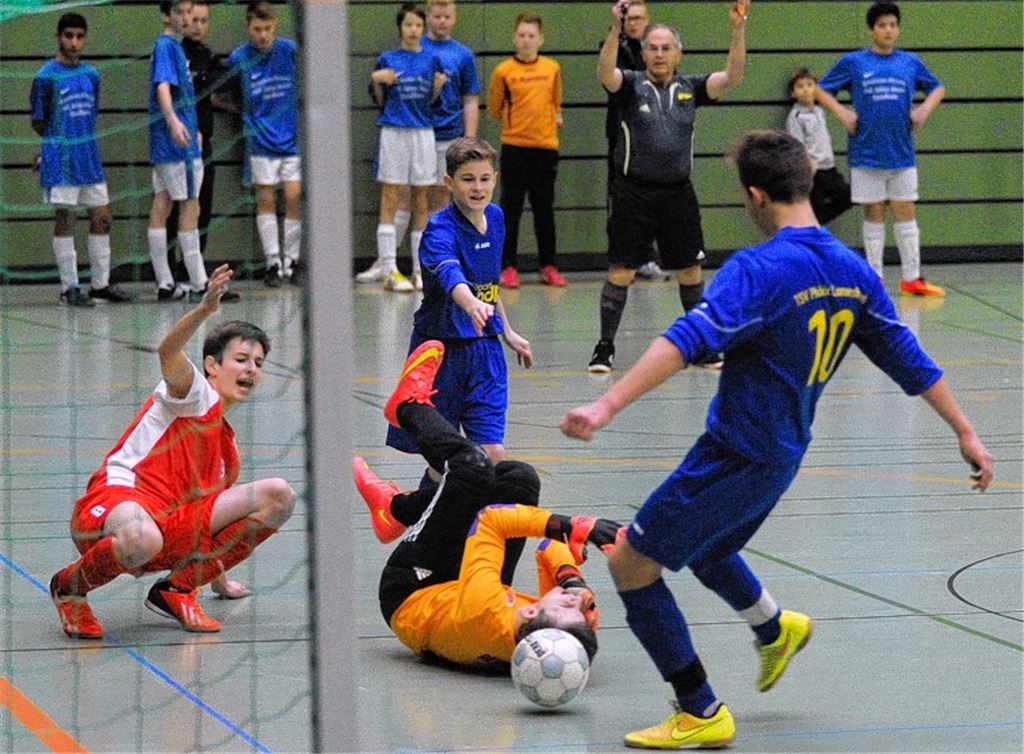 Die C-Jugend des TSV Phönix Lomersheim (blaue Trikots, hier im Gruppenspiel gegen den TSV Wiernsheim) feiert den Turniersieg.