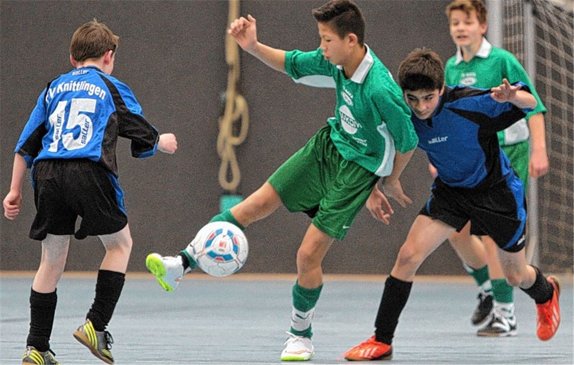 Die C-Junioren von FV Knittlingen II (in Blau) und SG Zaisersweiher/Sternenfels demonstrieren Hallenfußball, wie er sich in Deutschland etabliert hat: körperbetont, robust, rasant.