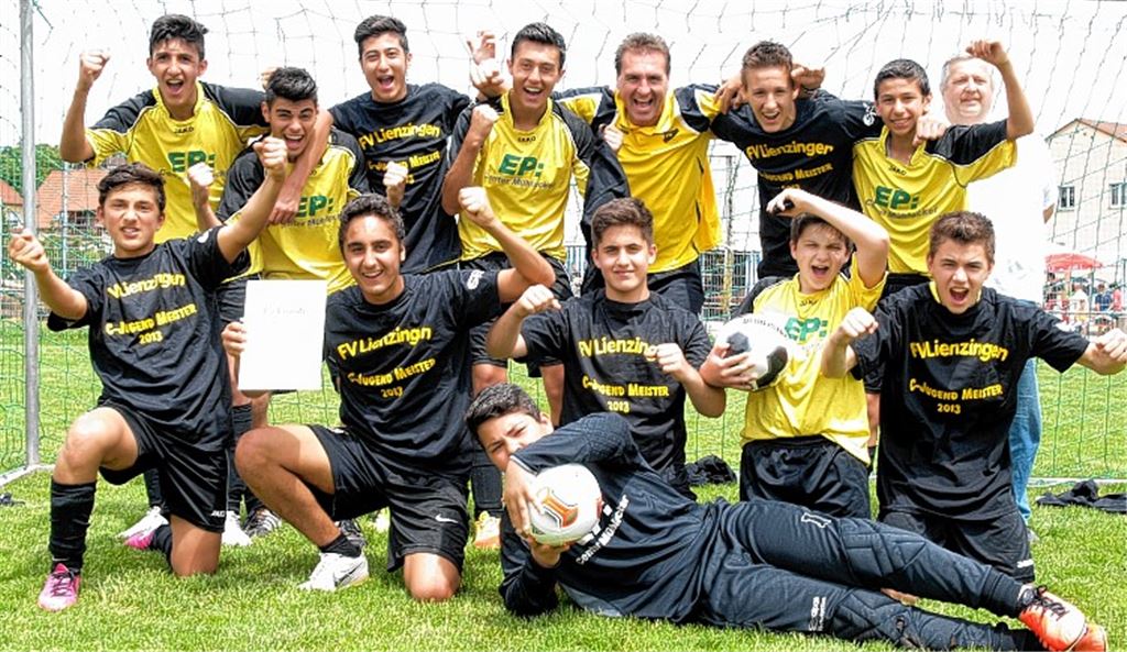 Die C1-Junioren mit Staffelleiter Jürgen Hutzler (hi. re.) und Trainer Seifert (hi. 4. v. re.). Foto: Appich