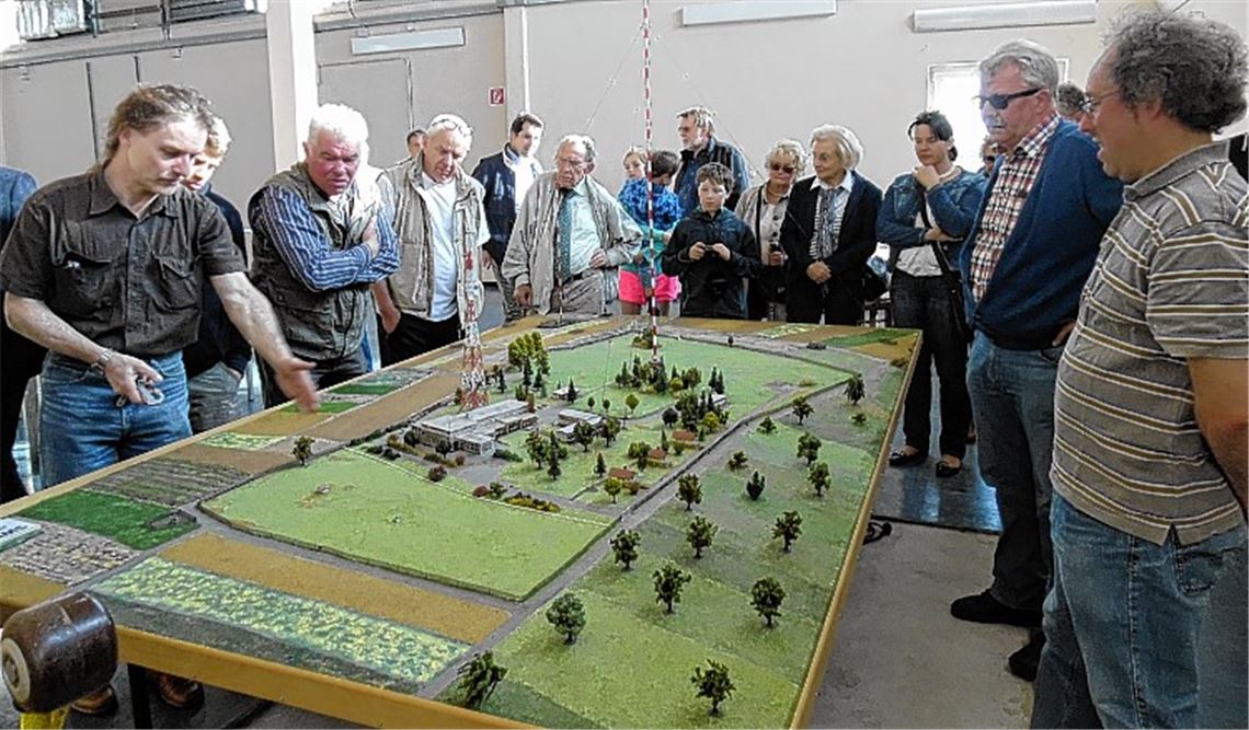 Die CDU-Besuchergruppe vor dem Modell der gesamten Anlage. Foto: privat