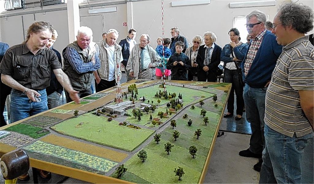 Die CDU-Besuchergruppe vor dem Modell der gesamten Anlage. Foto: privat