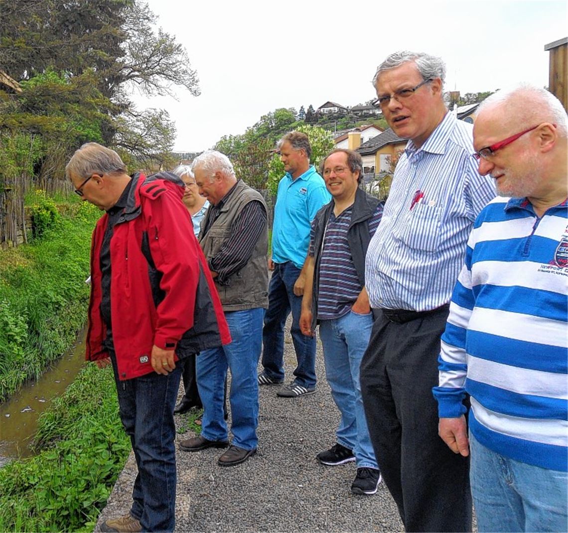 Die CDU-Fraktion macht sich ein Bild von der Situation am Scherbentalbach.