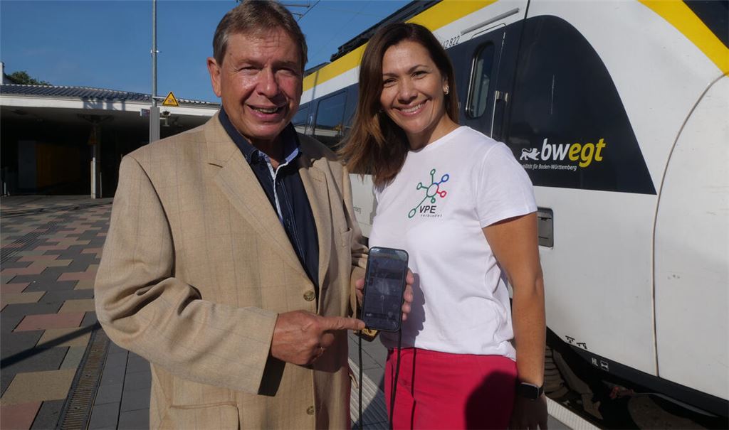 Die CICO-App ermöglicht das Fahren mit öffentlichen Verkehrsmitteln zum garantiert günstigsten Preis. Vorgestellt wird sie von VPE-Geschäftsführer Axel Hofsäß und Pressesprecherin Selma Cantürk. Foto: Friedrich