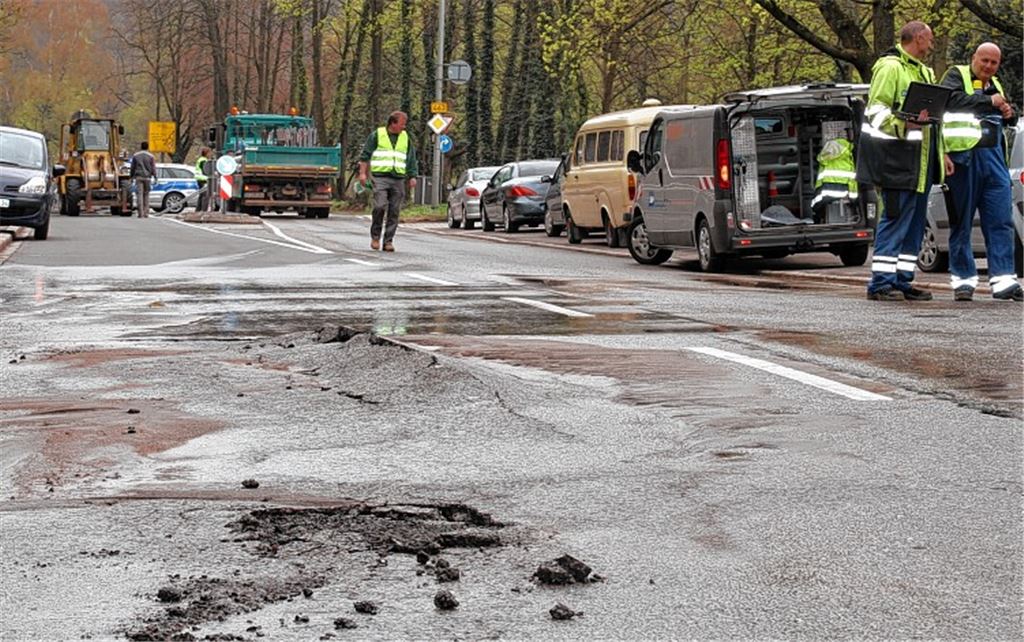 Die Calwer Straße/B463 muss nach einem Wasserrohrbruch in der Nähe der Kallhardtbrücke komplett erneuert werden. Foto: Günther