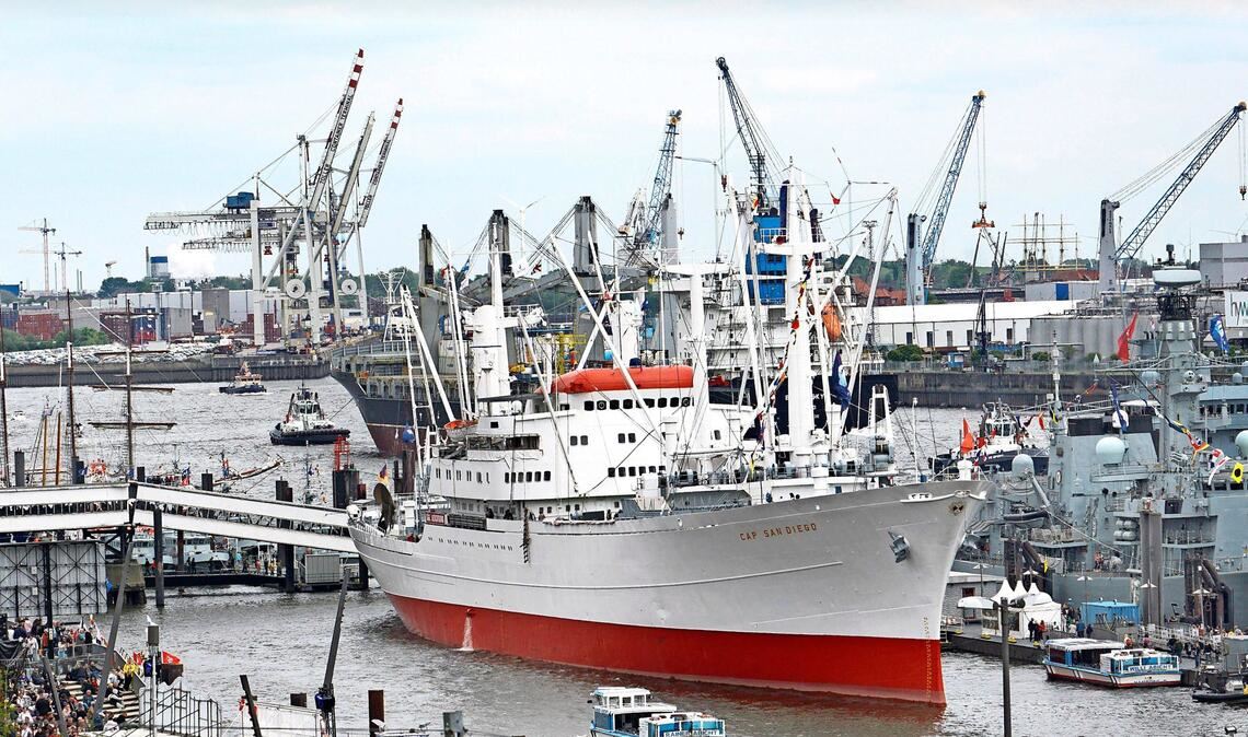 Die Cap San Diego fuhr früher zwischen Europa und Südamerika. Heute ist sie   Museumsschiff, Hotel, Eventlocation
