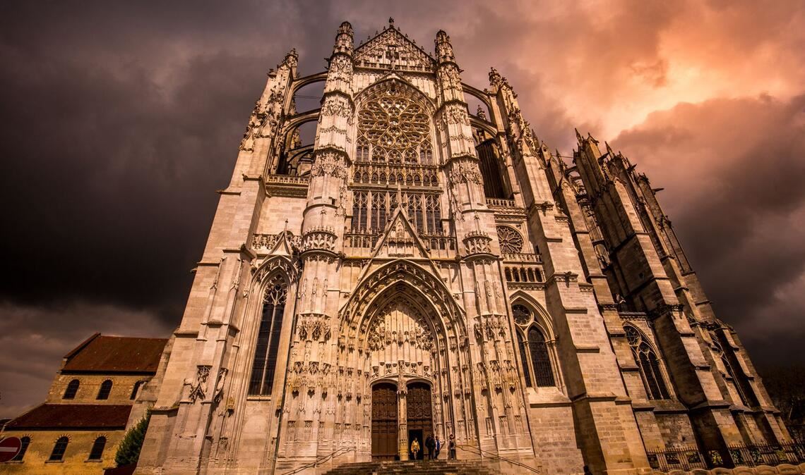 Die Cathédrale Saint-Pierre de Beauvaisist Bischofskirche für das Bistum Beauvais. Sie zählt zu den bedeutendsten Kirchenbauten der Gotik in Frankreich und ist das ehrgeizigste Kathedralprojekt des Mittelalters